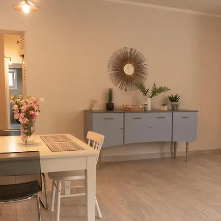 Lefko's House- Contemporary, Fully Renovated House *