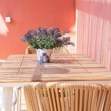 Lefko's House- Contemporary, Fully Renovated House * 卡西奥皮