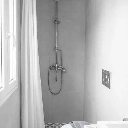 Vakantiehuis Lefko's House- Contemporary, Fully Renovated House *