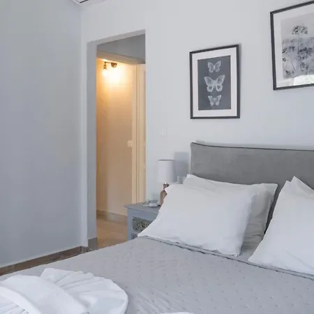 Lefko's House- Contemporary, Fully Renovated House *